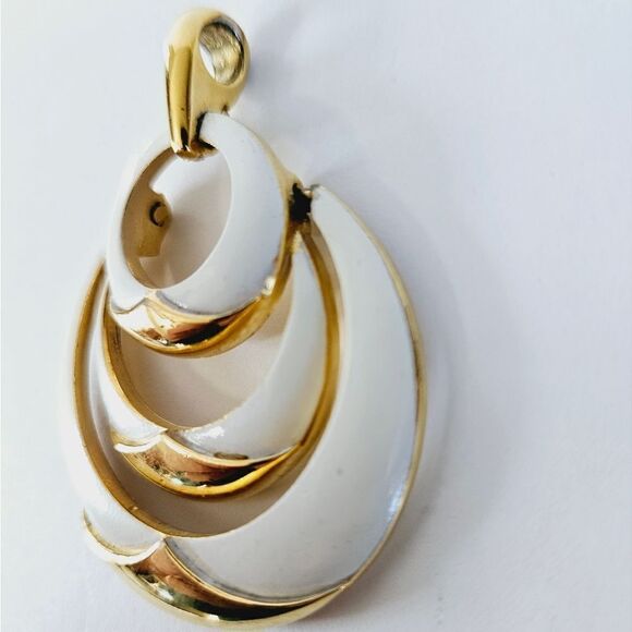 Vintage Crown Trifari Signed '50s Large Gold Tone White Enamel Necklace Pendant - Picture 6 of 11